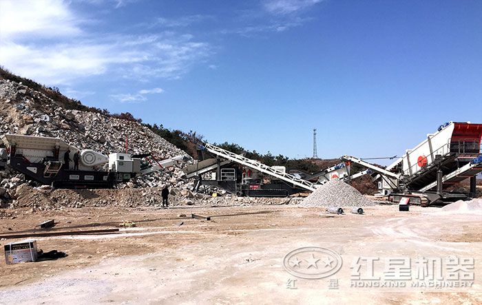 2台履带移动破碎机 2台履带移动破碎机