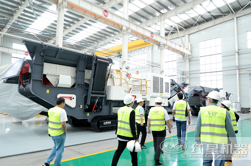 客户到厂选购移动破碎机