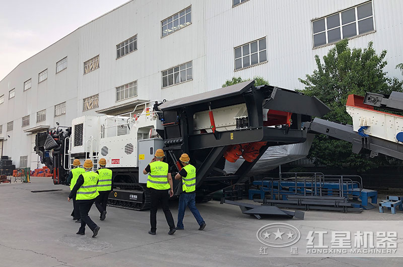 客户来厂考察移动破碎机设备 客户来厂考察移动破碎机设备