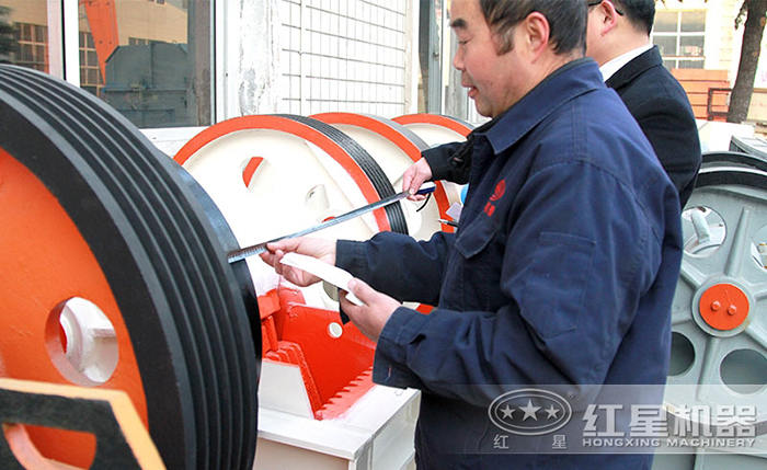 工人在仔细测量核对设备 工人在仔细测量核对设备