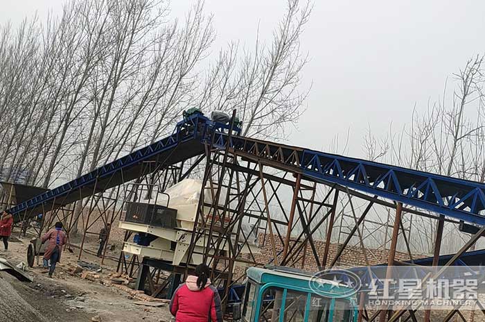 制砂机正在安装中 制砂机正在安装中