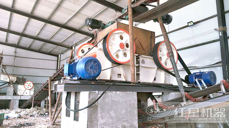 小型颚式粉碎机客户现场一 小型颚式粉碎机客户现场一