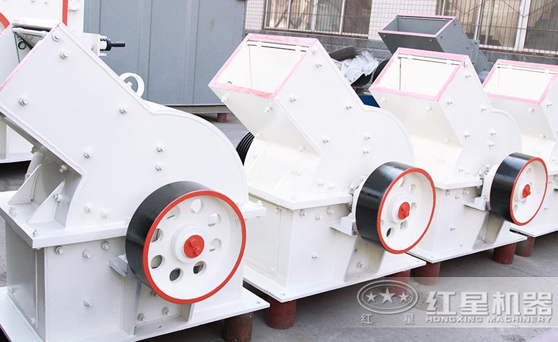 锤式碎石机外形简单，小巧