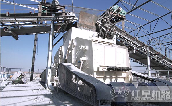 反击式破碎机正在安装中 反击式破碎机正在安装中