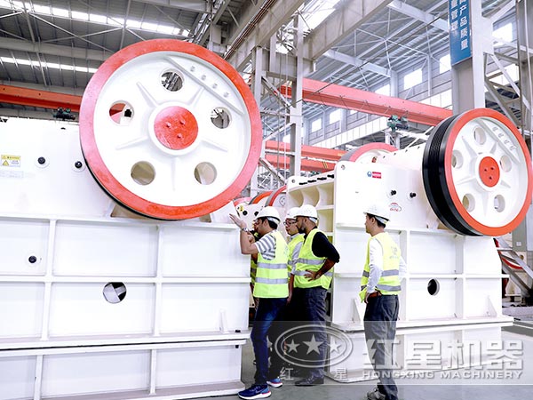 客户前来参观考察颚式破碎机设备 客户前来参观考察颚式破碎机设备