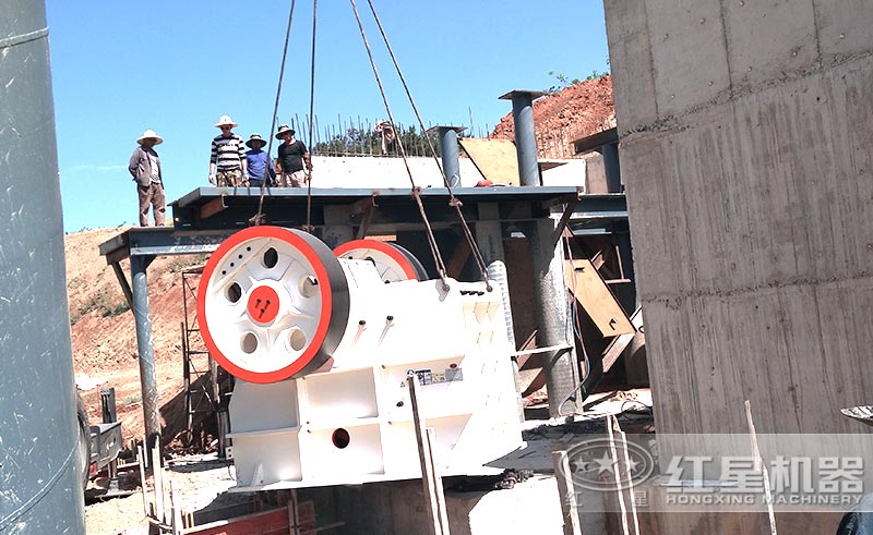 颚式破石机现场安装中 颚式破石机现场安装中