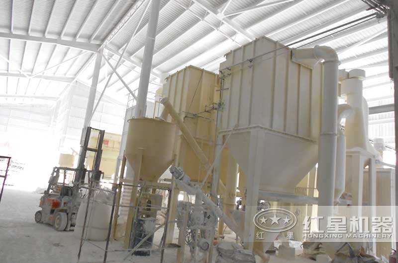 白云石磨粉作业现场