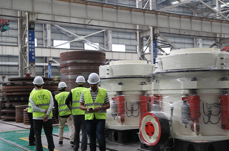客户来厂考察花岗岩圆锥破碎机设备 客户来厂考察花岗岩圆锥破碎机设备
