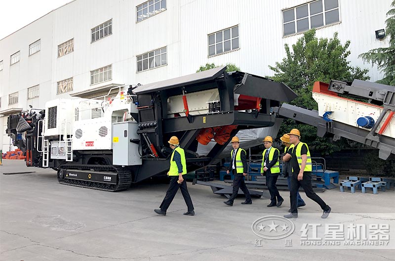 客户来厂考察带发电机移动式碎石机设备 客户来厂考察带发电机移动式碎石机设备