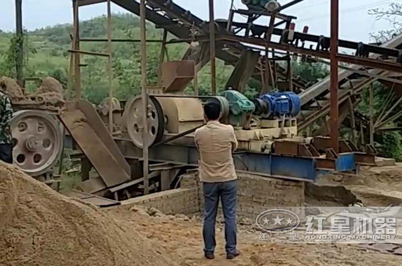 对辊破碎河卵石制砂现场 对辊破碎河卵石制砂现场