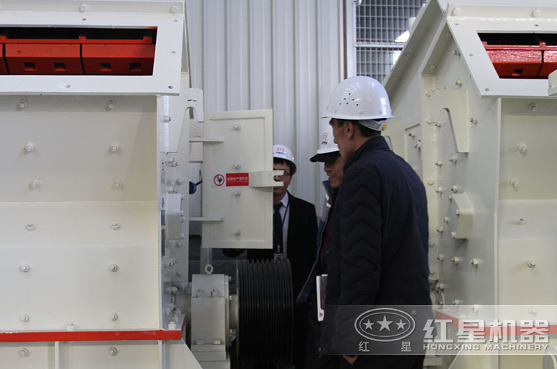 客户来厂考察石灰石碎石设备