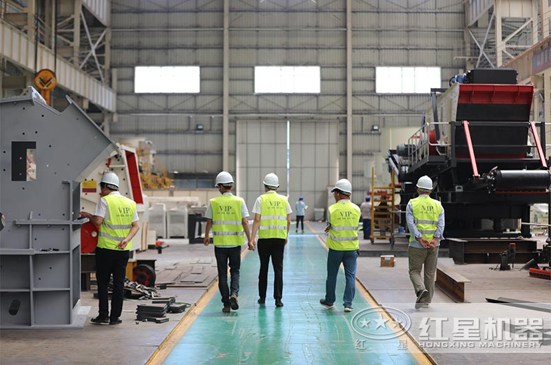 客户来厂考察移动破碎筛分一体机车间 客户来厂考察移动破碎筛分一体机车间