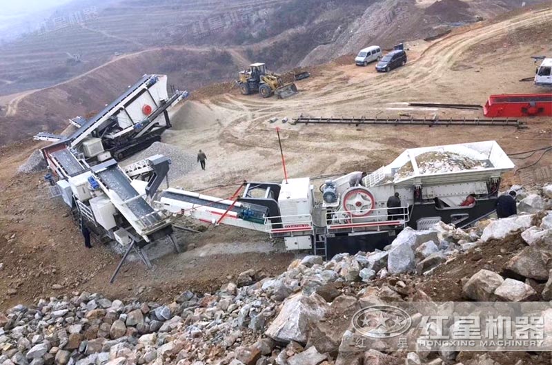 硬石头移动颚式粉碎机作业现场 硬石头移动颚式粉碎机作业现场