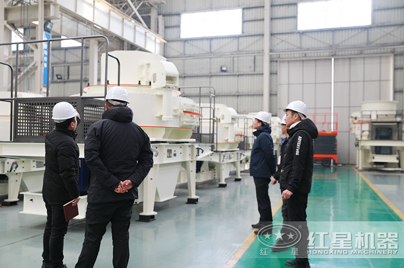 客户来厂考察煤矸石破碎制砂设备