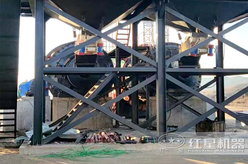 大型节能球磨机安装实拍 大型节能球磨机安装实拍