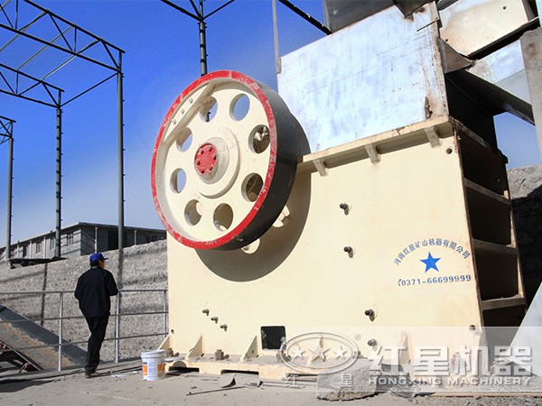 大型颚式破碎机安装现场 大型颚式破碎机安装现场