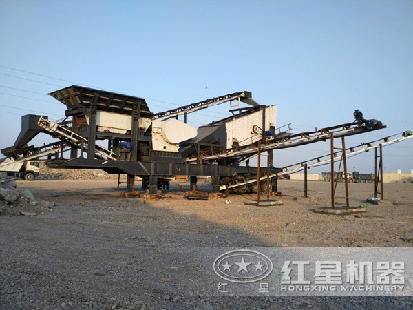 1100tph移动式颚式破碎站现场图 1100tph移动式颚式破碎站现场图