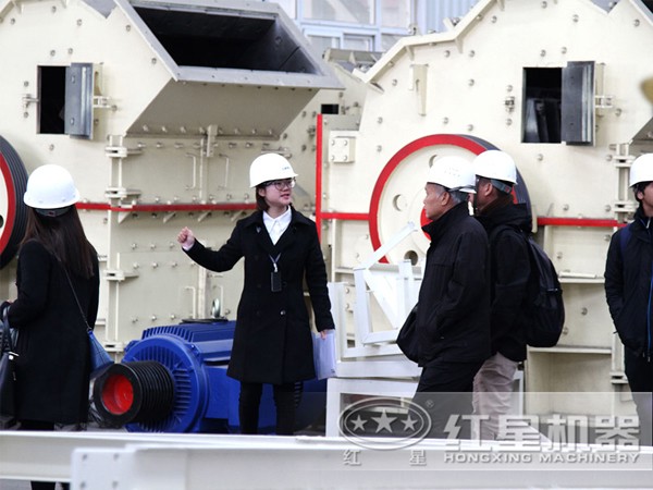 客户参观细碎机车间 客户参观细碎机车间