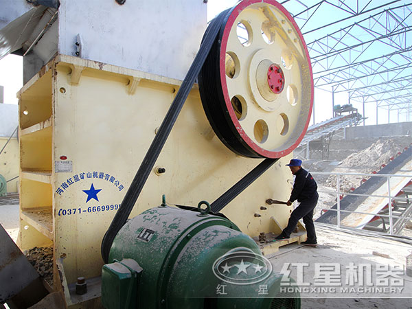 颚式石头破碎机工作现场图 颚式石头破碎机工作现场图