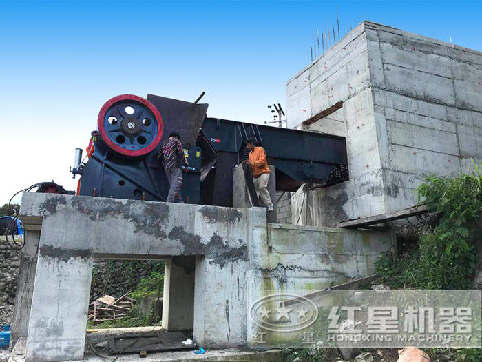 鄂式破碎机 鄂式破碎机