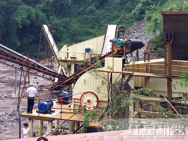 锤式石头粉碎机作业现场 锤式石头粉碎机作业现场