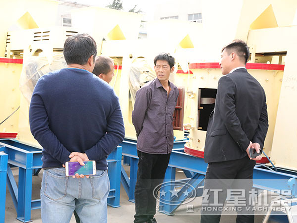 立式破碎机用户来厂参观图 立式破碎机用户来厂参观图