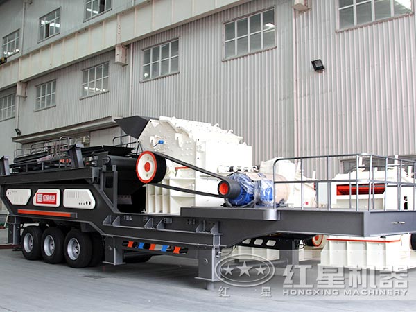 开进场的石子轮胎破碎机