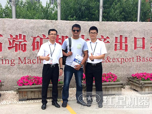 大型厂区客户与红星代表合影留念 大型厂区客户与红星代表合影留念