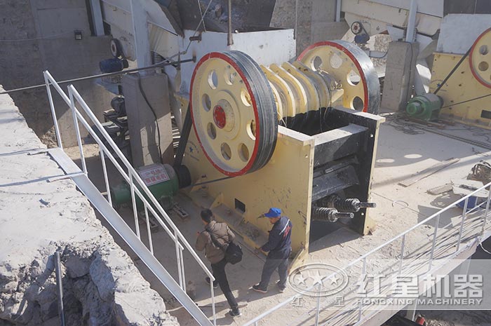 红星厂家到施工现场安装颚式破碎机 红星厂家到施工现场安装颚式破碎机