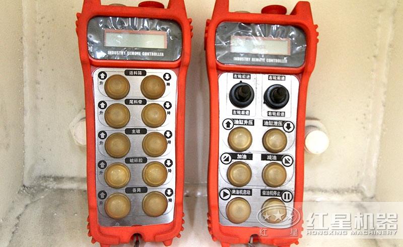 履带石灰石移动式破碎机遥控器 履带石灰石移动式破碎机??仄? border=