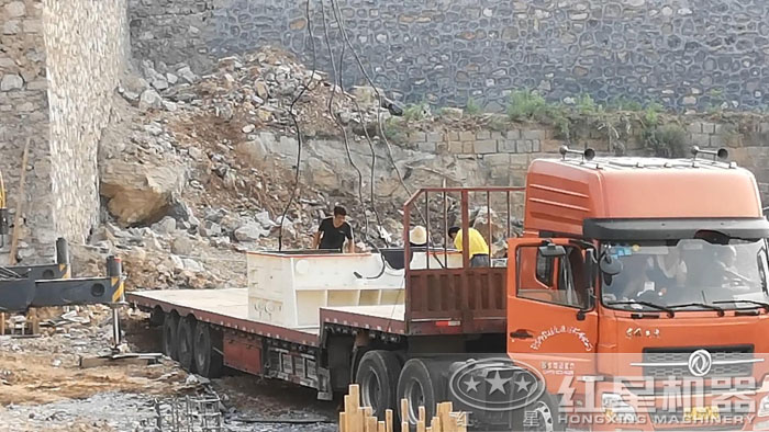 破碎机运到现场准备安装 破碎机运到现场准备安装