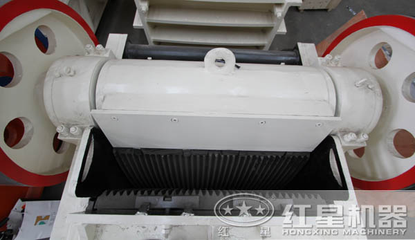 250-1000颚破进料口特写 250-1000颚破进料口特写