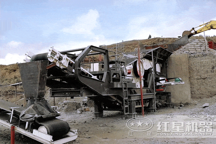 大型颚式移动碎石机加工作业现场 大型颚式移动碎石机加工作业现场