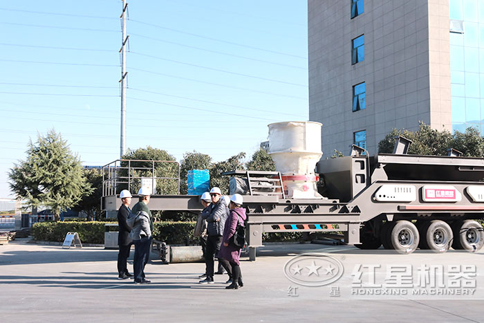 用户参观轮胎移动破碎机 用户参观轮胎移动破碎机