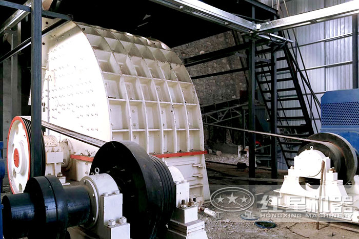 大型重锤式破碎机作业现场 大型重锤式破碎机作业现场