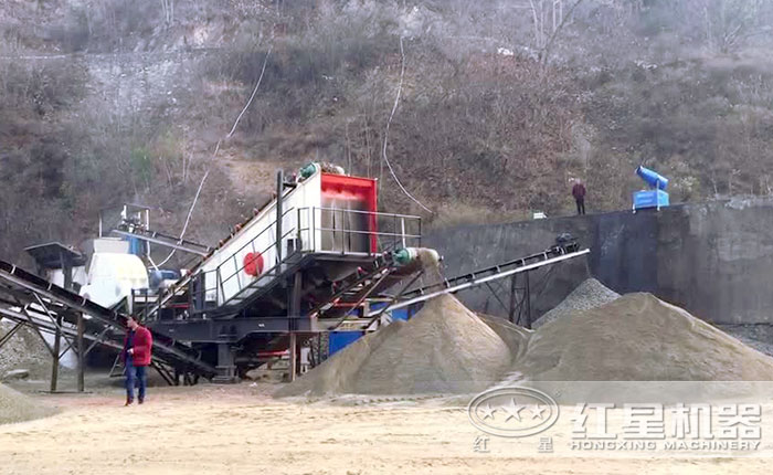 超大型移动石头破碎机现场 超大型移动石头破碎机现场