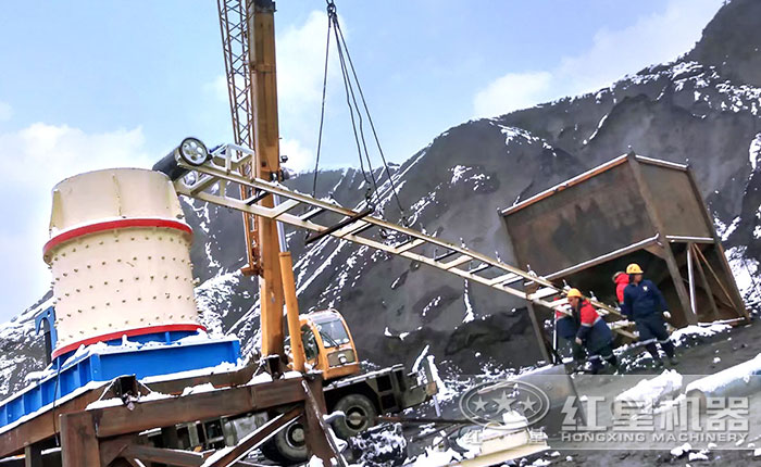 复合破碎机现场生产 复合破碎机现场生产
