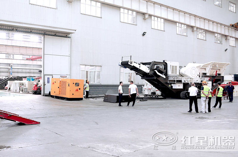 客户参观移动破碎机车间图 客户参观移动破碎机车间图