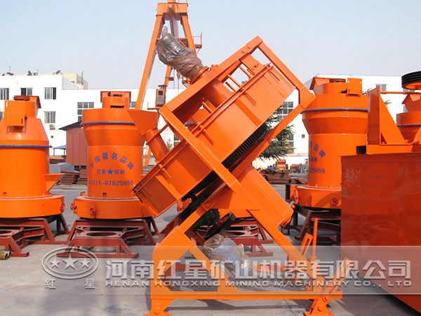 圆盘造?；善吠? /></p>
<h3>圆盘造?；ぷ髟?/h3>
<p>预加水成球盘式全盘成球法。生料粉在双轴搅拌机内被雾化水均匀湿润，形成粒度很均匀的球核，然后送进成球盘中进行成球。料球的水分应控制在12～14%。水应大部分在双轴搅拌机内加入，成球盘中只加入少量的补加水，补加水量控制在0～3%左右。干粉造粒则直接加在成球盘内，并喷洒适量的水份，生料球核进入成球盘后在盘内受离心力，摩擦力和重力的作用，沿抛物线运动。由于物料的粘结性和可塑性，使球核在运动过程中互相粘结并逐渐长大。当成球盘的倾角，盘边高，转速及水份等参数一定时，不同粒径的料球由于重力不同而按不同的脱离角离开盘边向下滚动。料球在不断的滚动过程中将球内的水份不断排挤出表面，由于物料的粘结性以及表面液膜的自然挥发，使料球具有一定的强度，然后随着倾斜盘体的转动从盘的边部排出盘外。</p>
<p style=